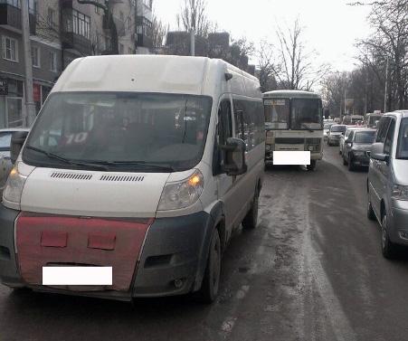 В Ставрополе на перекрёстке в аварию угодили две «маршрутки», пострадали девушки